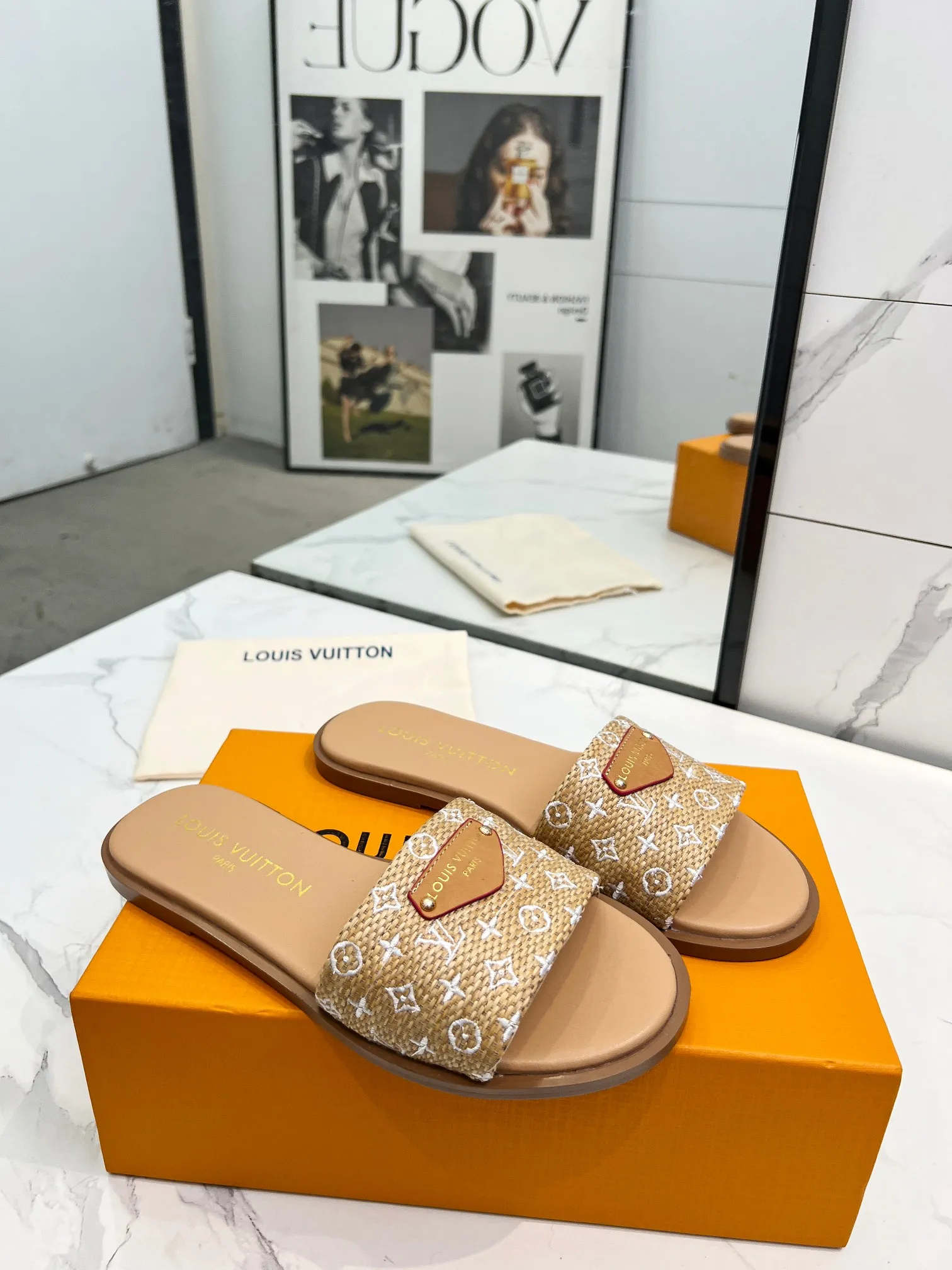 👟👟Ex-factory price 320👟👟 Genuine leather sole +40 Louis Vuitton, 1:1 advanced customization upper, fabric: customized LV special fabric, lining: sheepskin, original molding hardware, code number: 35-42, order with pictures, welcome to send pictures to place an order,